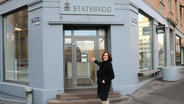 Kommunikasjonsdirektør Hege Njaa Aschim viser veien til informasjonssenteret for det nye regjeringskvartalet på hjørnet av Akersgata og Teatergata. Foto: Statsbygg.