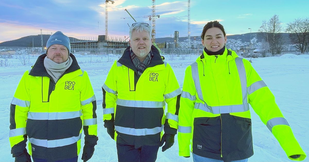 Geir Antonsen, Hans Fosshagen og Zahra Mekki i Probea har ansvar for prosjekt og byggeledelse for helseparken som blir nærmeste nabo til det nye sykehuset i Drammen. Foto: Drammen Helsepark