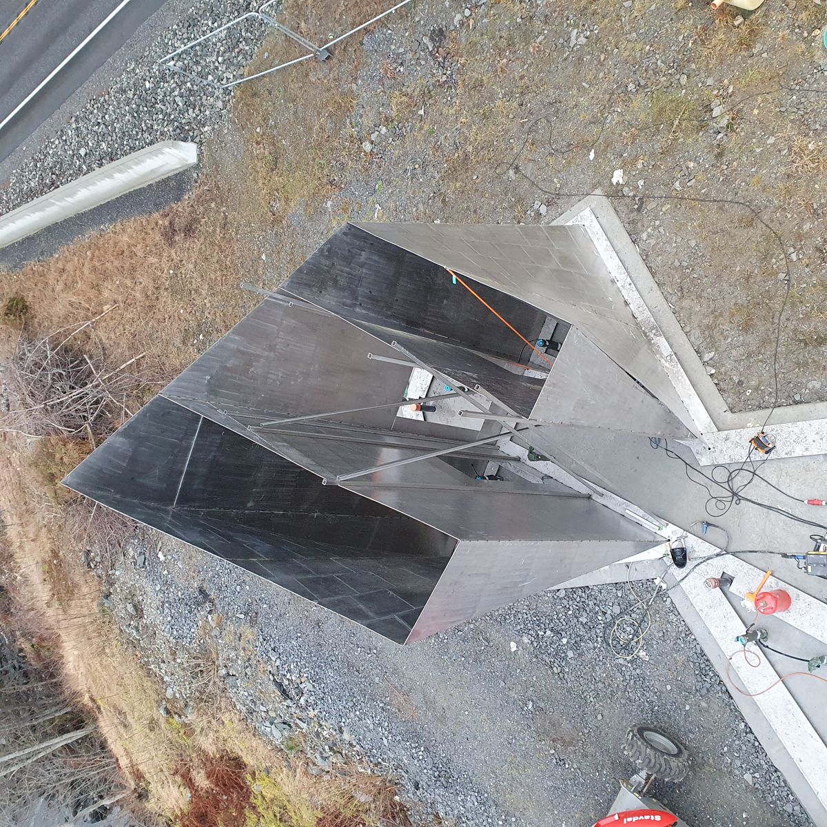 Anlegget på Espenes settes sammen som et stort puslespill i stål. Foto: Tor Benjaminsen / Statens vegvesen