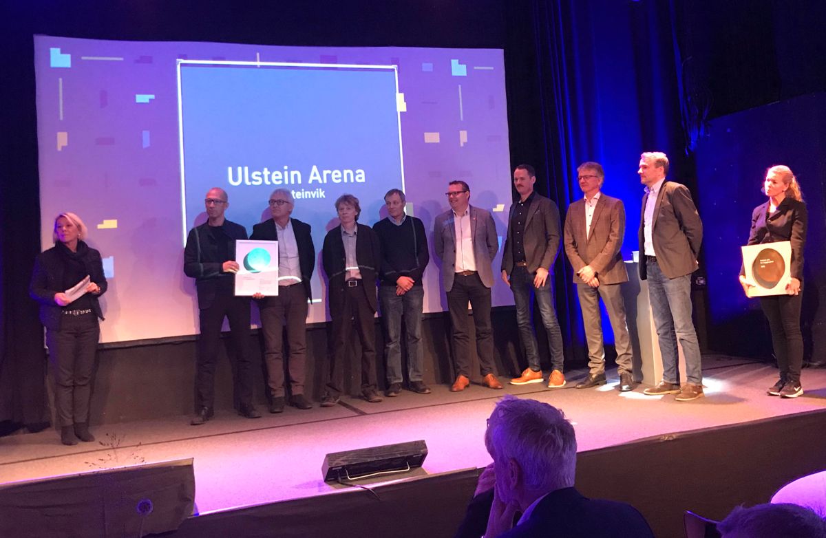 <p>Ulstein Arena vant Statens pris for byggkvalitet. Prisen ble delt ut av kommunalminister Monica Mæland på Vulkan Arena onsdag. Foto: Svanhild Blakstad</p>