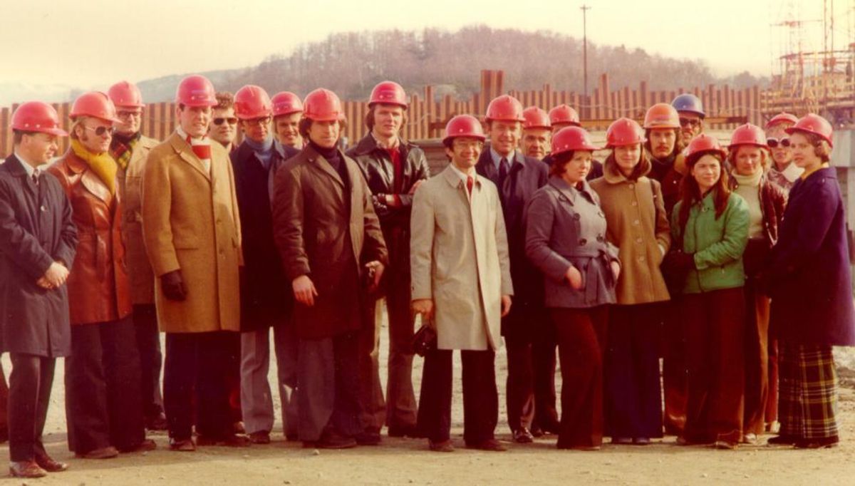 En ung Hallingstad på byggeplass med kollegaer fra Olav Olsen i 1974. Bakerst med blå hjelm. Foto: Dr.techn. Olav Olsen