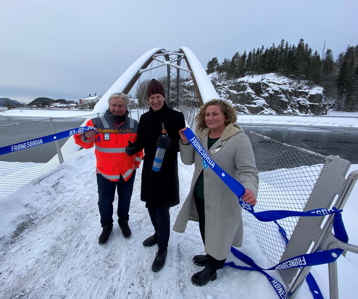 Utbyggingsdirektør Kjell Inge Davik i Statens vegvesen, statsråd Jon-Ivar Nygård og ordfører Vibeke Stjern åpnet den nye robotsveisede Frønes bru. Foto: Per Kollstad/Statens vegvesen