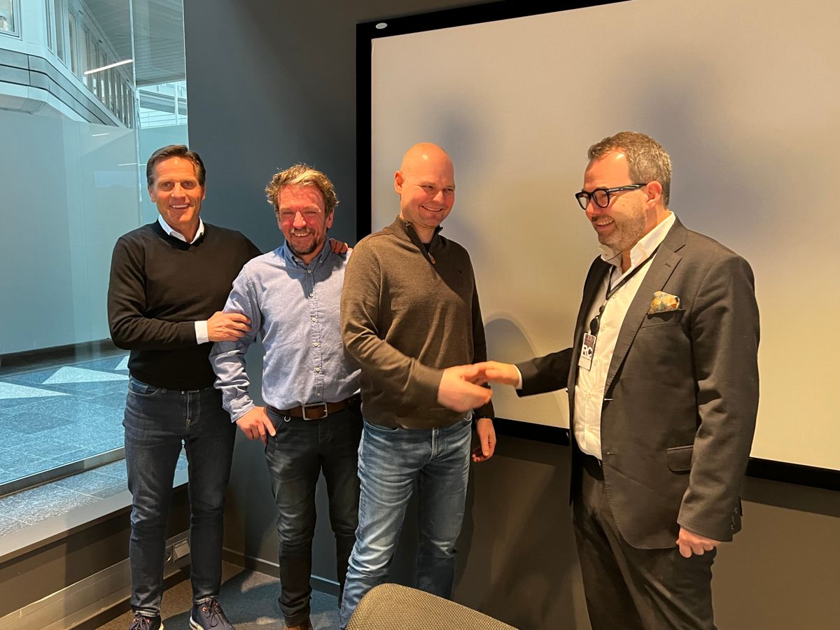 Administerende direktør Kjell Paulsrud fra Neumann Bygg og Svein Erik Mathisen, Bjørge Ask Olsen og Morten Røisland fra BTG forsegler avtalen. Foto: Neumann Bygg