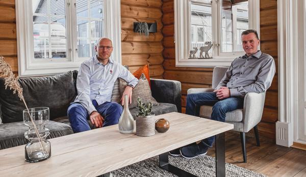 Tor-Atle Fuglerud, administrerende direktør i Nordbohus Innlandet og styreleder i Røroshytta Innlandet (t.v.) og Rune Høistad, salgssjef i Røroshytta. Foto: Røroshytta Innlandet