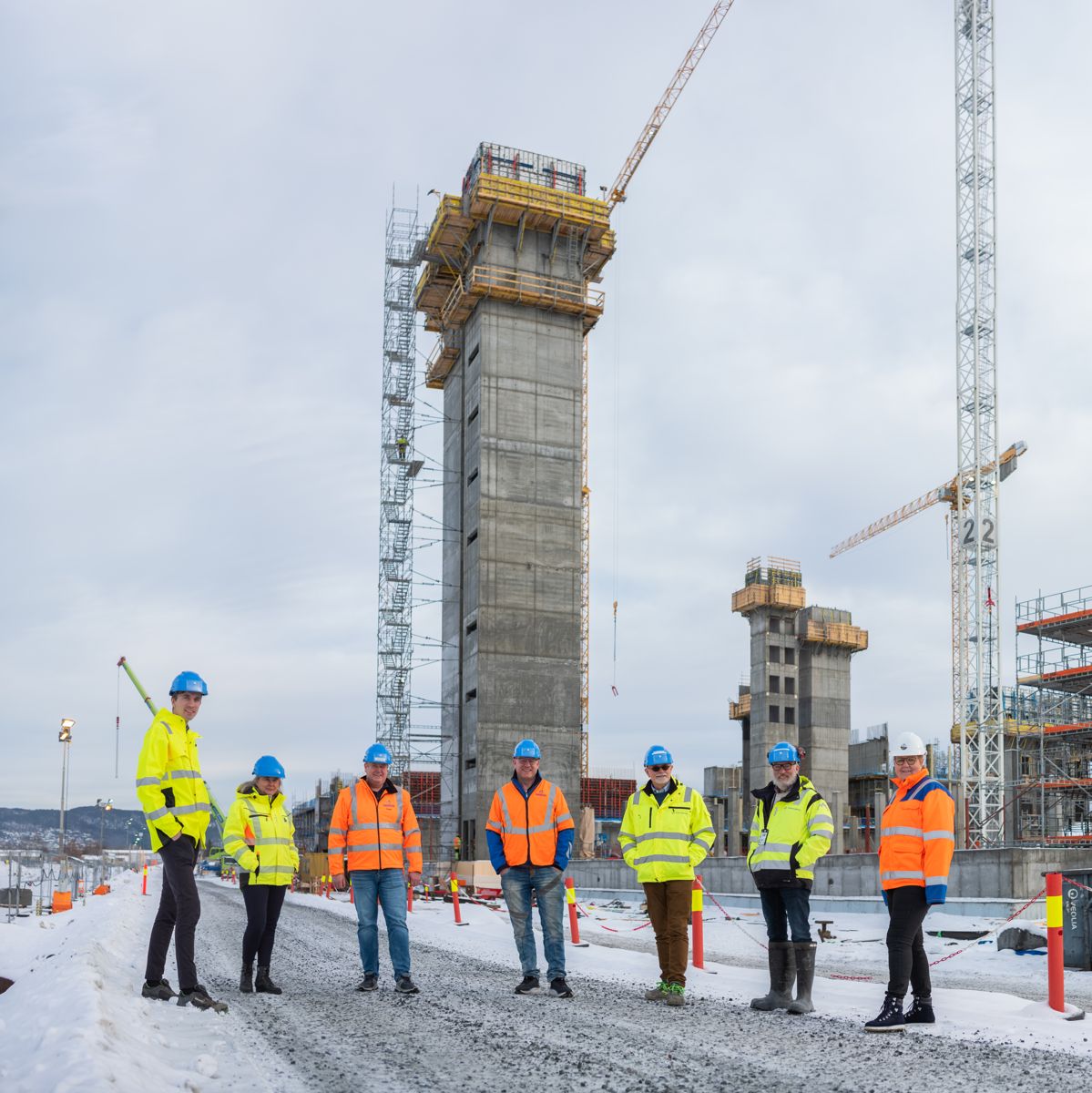 Befaring på sykehustomta på Brakerøya. Fra venstre: Emil Sveen Grøtting (Drammen kommune), Nina Nilsen Åshaug (drammen kommune), Roger Kjenås (Isachsen), Kjell Harald Kløvstad (Isachsen), Arnstein Hodne (Sykehusbygg), Tore Bryhni (Sykehusbygg) og Heidi Iren Strandvik (Drammen kommune). Foto: Drammen kommune.