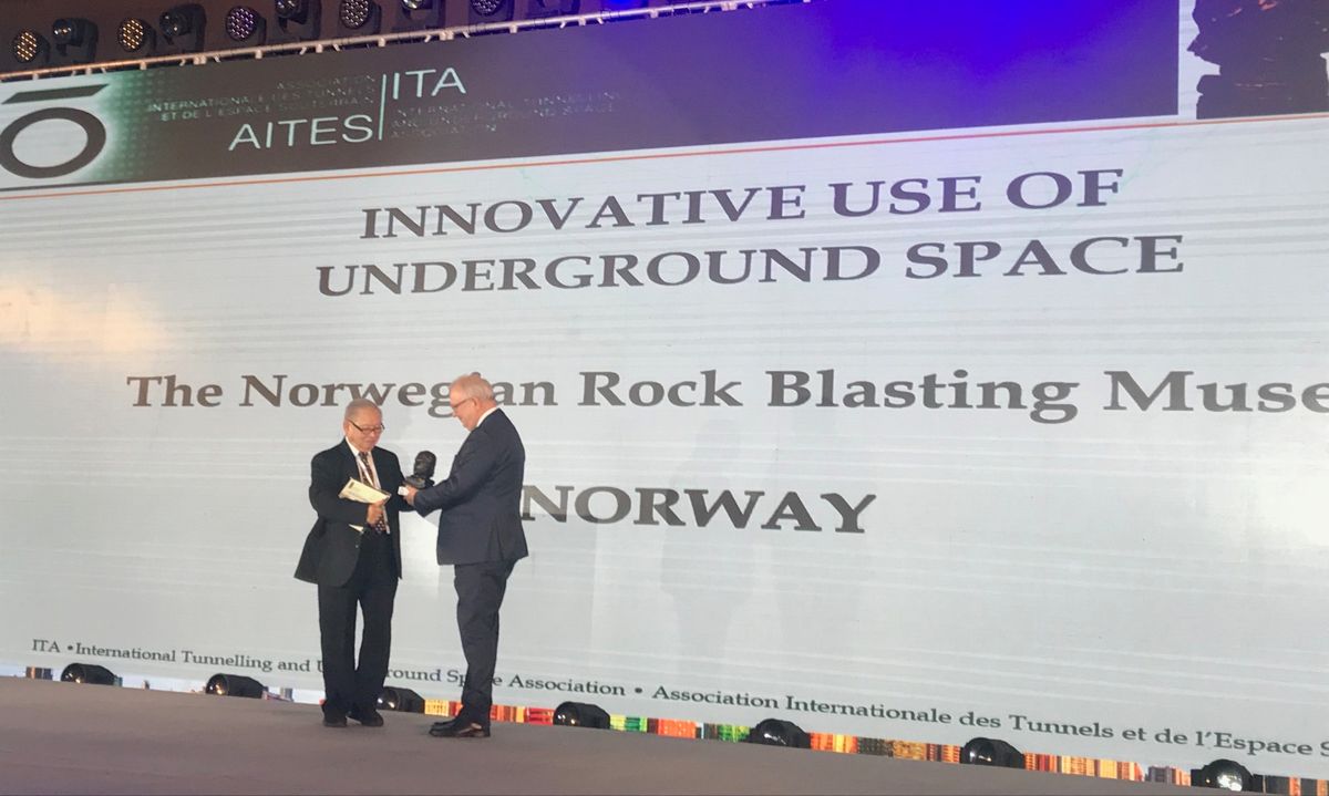 Styreleder Ola Woldmo i Norsk fjellsprengningsmuseum tok imot prisen under ITA Awards.