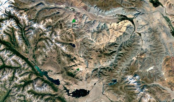 Altajfjellene er en fjellkjede i Sentral-Asia som ligger i grenseområdene mellom Russland, Kina, Mongolia og Kasakhstan. Kina bygger nå verdens lengste tunnel fra fjellkjeden, en 230 kilometer lang vanntunnel til ørkenområdene i Xinjiang. Skjermdump: Google Earth