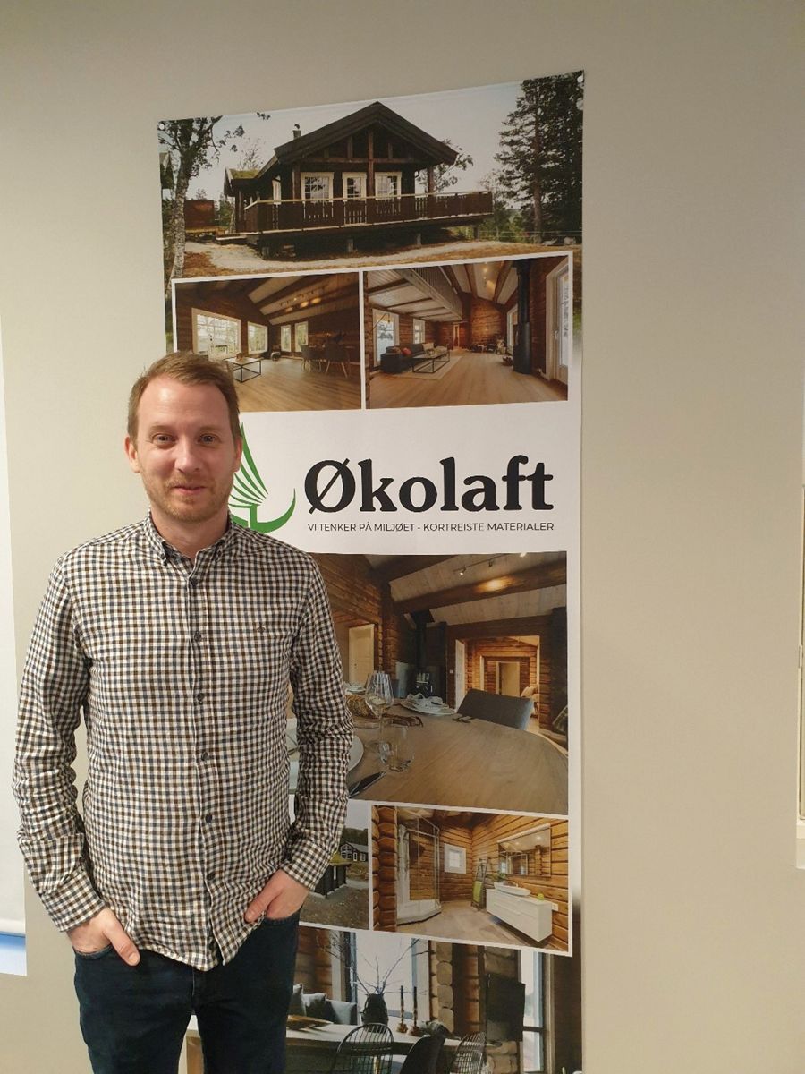 Morten Krovoll fra Økolaft har etablert seg med hus og familie på Melhus, da var det naturlig å ha en avdeling i Hofstadvegen med moderne produksjonslokaler hvor de maskinlafter hus og hytter.
