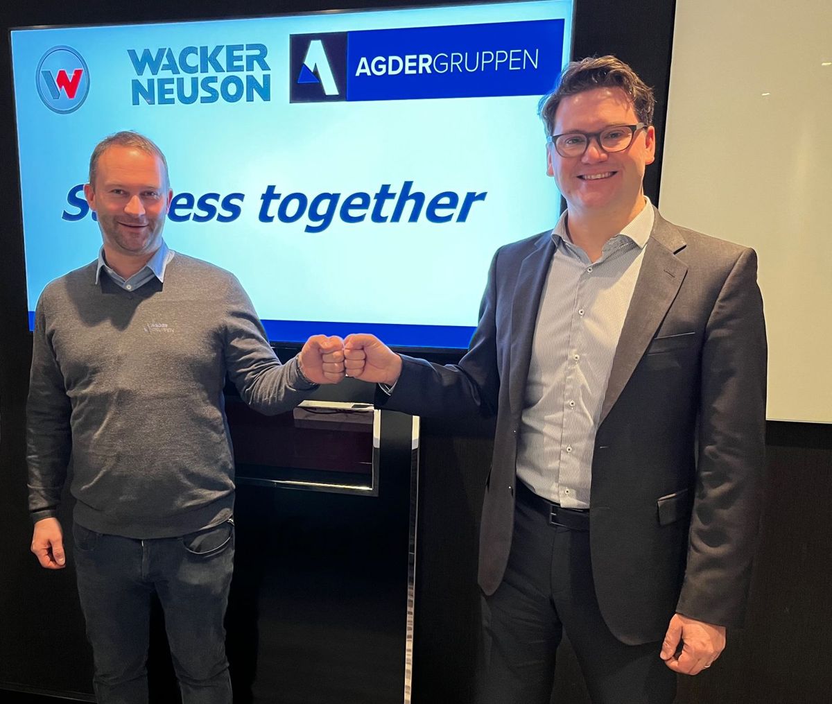 Administrerende direktør Svein Arne Uppstad i Agder og Stefan Pfetsch, managing director i Wacker Neuson Produktion.