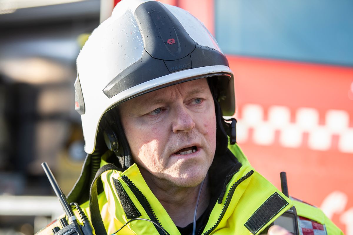 Innsatsleder Stig Juvik i Askøy brann og redning opplyser at brannvesenet vil drive med etterslukking utover dagen etter en kraftig brann på Askøy fredag morgen. Foto: Marit Hommedal / NTB
