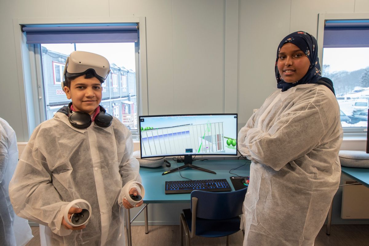Abdulrahman Mouhamed Koujji og Laila Ismail Dhoow er blant elevene som besøker Tøyenbadet-utbyggingen som en del av Arbeidslivets skolesekk.