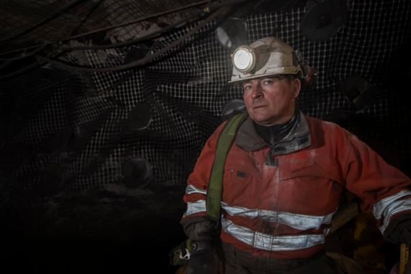 Produksjonsstiger Bent Jakobsen hadde lovet foreldrene å aldri ta jobb nede i kullgruvene. Han vet egentlig ikke helt hva han skal gjøre når han og kollegene i gruva skal opp fra dypet en gang for alle.