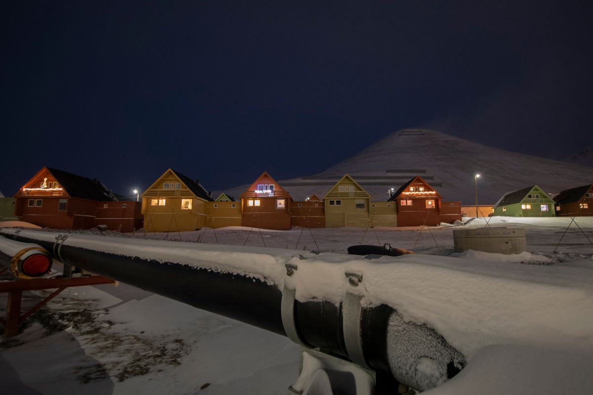 På Svalbard står byggene på peler og all infrastruktur ligger over bakken. Det skaper egne utfordringer.