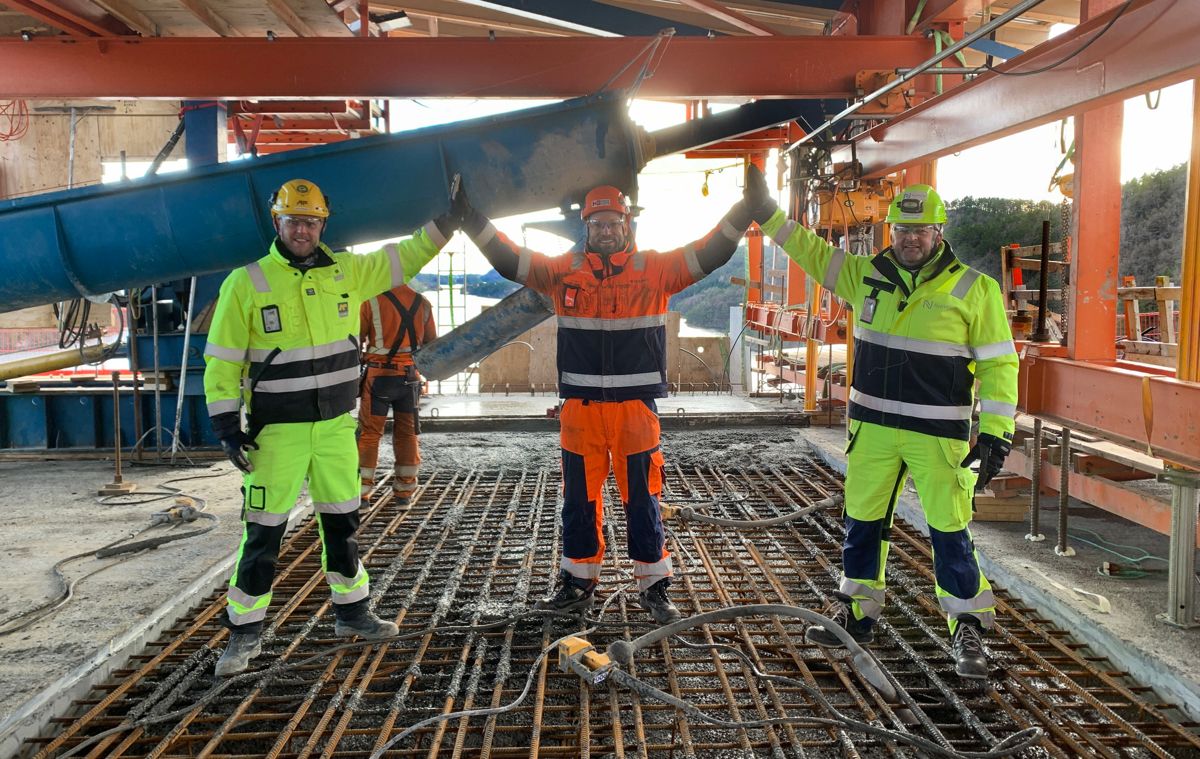 Store milepæl i Nye Veiers prosjekt E39 Kristiansand vest - Mandal øst, da den 537 meter lange fritt frambygg-konstruksjonen Trysfjordbrua ble koblet sammen 64 meter over fjorden lengst vest i Kristiansand. Fra høyre: Harald J. Solvik, prosjektsjef Nye Veier, Finn Erik Espegren, avdelingsleder for konstruksjon i Kruse Smith Anlegg og Olav Groven, prosjektdirektør i AF Gruppen. Foto: Nye Veier