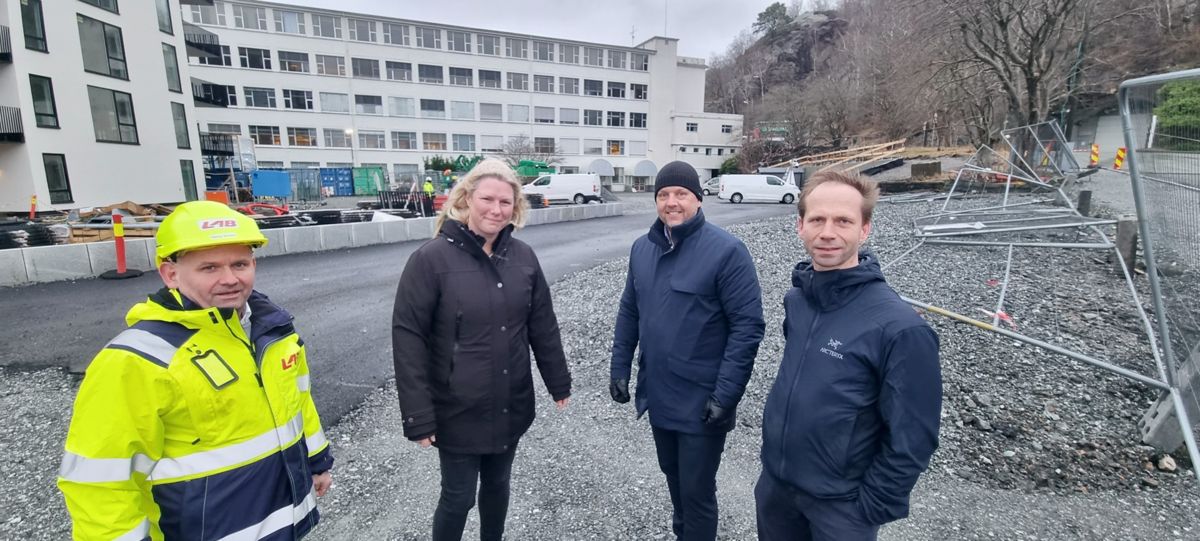 Fra venstre: Markedssjef Steinar Nordheim i LAB, Bonavas regionsjef i Bergen, Therese Braseth, prosjektutvikler Jon Kåre Bernås i Bonava og Pål Thomassen, prosjektutvikler LAB. Foto: Bonava