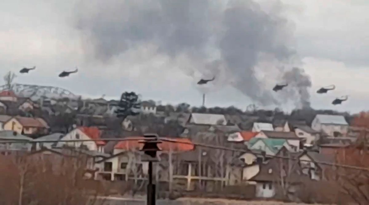 Dette bildet av russiske helikoptere skal være tatt i utkanten av Kyiv i Ukraina torsdag. Bildet er hentet fra en video som ukrainske myndigheter har tatt. Foto: Det ukrainske politidepartementets pressetjeneste/AP