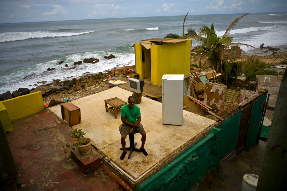 Roberto Figueroa Caballero sitter i restene av huset sitt i San Juan på Puerto Rico etter orkanen Maria i 2017. Forskning tyder på at klimaendringene kan gjøre kraftige orkaner enda mer intense. Foto: Ramon Espinosa / AP / NTB