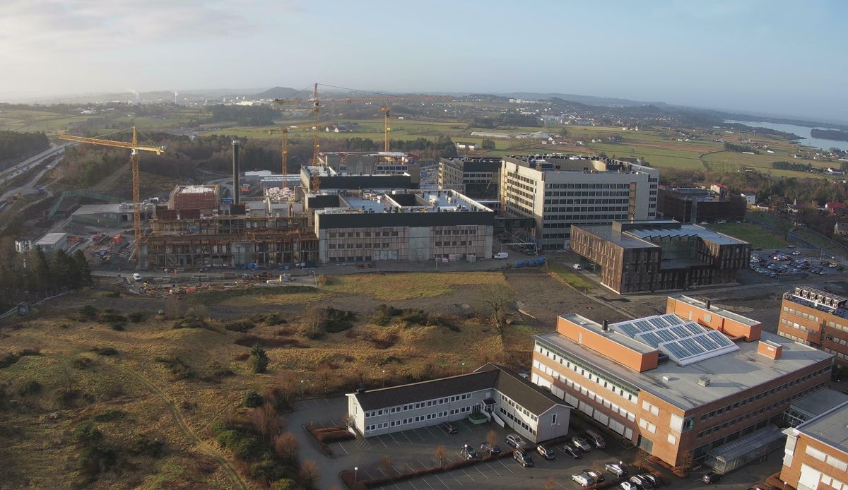 Nye Stavanger Universitetssykehus (SUS) er for tiden Norges største byggeplass og viktig for regionen. Slik ser det ut på byggeplassen på Ullalandshaug pr 1. mars. Foto: SUS