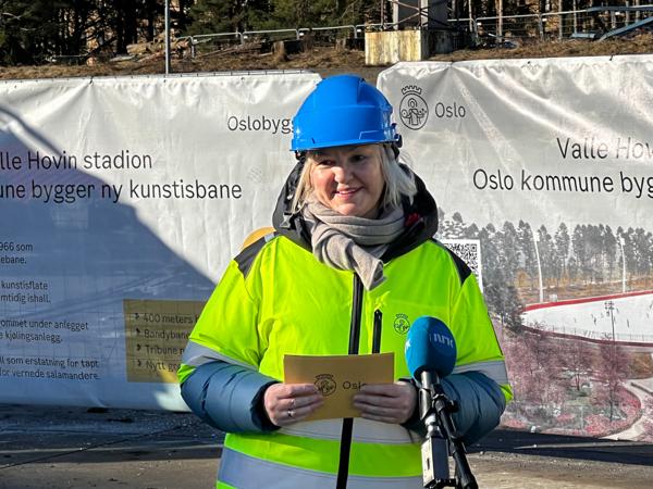 – For alle som er glad i skøyteidretten er dette en gledens dag, sa administrerende direktør Eli Grimby i Oslobygg KF under markeringen for av ny kunstisbane på Valle Hovin. Foto: Svanhild Blakstad