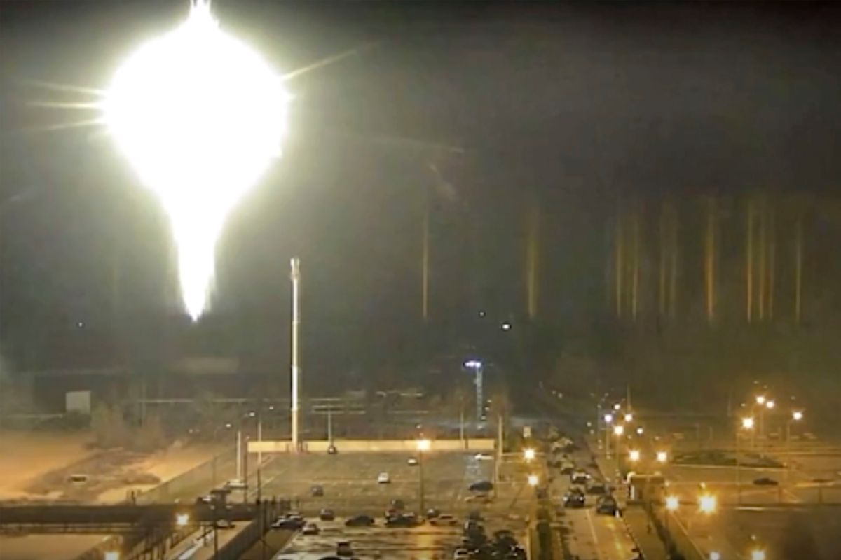Stillbilder fra et kamera ved Zaporizjzja-kraftverket hvor det oppsto brann da russiske soldater fyrte av artilleriild natt til fredag. Foto: Zaporizjzja-kraftverket / AP / NTB