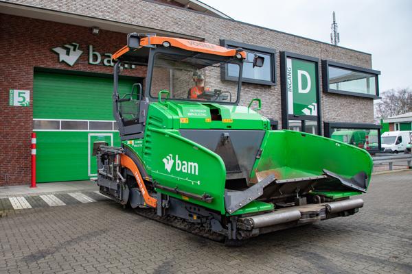 Denne asfaltleggerenskal spare nederlandske BAM for 150 liter i dieselforbruk daglig. Foto: BAM Infra Nederland