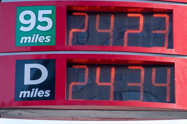 Pumpeprisen på drivstoff har steget til over 24 kroner per liter. Tirsdag ettermiddag var også diesel dyrere enn bensin. Foto: Terje Pedersen / NTB