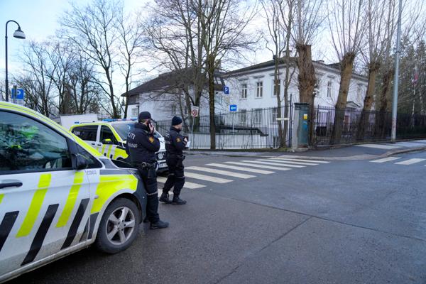 Politiet utenfor Russlands ambassade dagen etter at Russland hadde gått til angrep på Ukraina. Foto: Heiko Junge / NTB