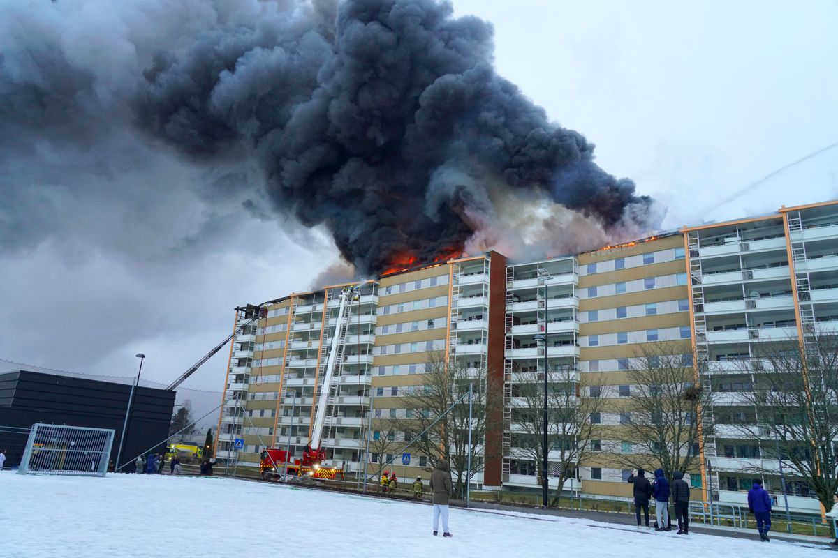 Beboerne ble evakuert som følge av den voldsomme brannen i en boligblokk i Drammen onsdag. Ingen er meldt savnet, og ingen ble skadd. Foto: Terje Bendiksby / NTB