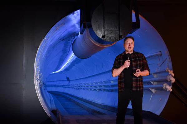 Tesla-sjef Elon Musk håper å eliminere bilkøer med TBM-tunneler fulle av Tesla-kjøretøy. Foto: Robyn Beck/Pool Photo via AP)