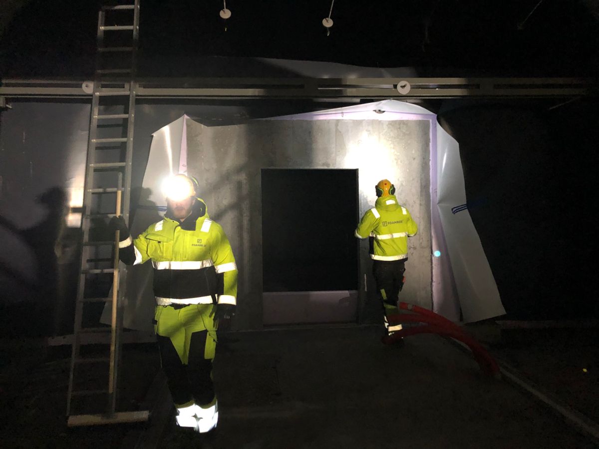Nødgang installeres i Torsbuåstunnelen i Arendal. Foto: Foamrox