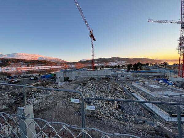 Byggeprosjektet på Sjukehuset Nordmøre og Romsdal tar form. Bildet er fra 11. mars. Foto: Svanhild Blakstad