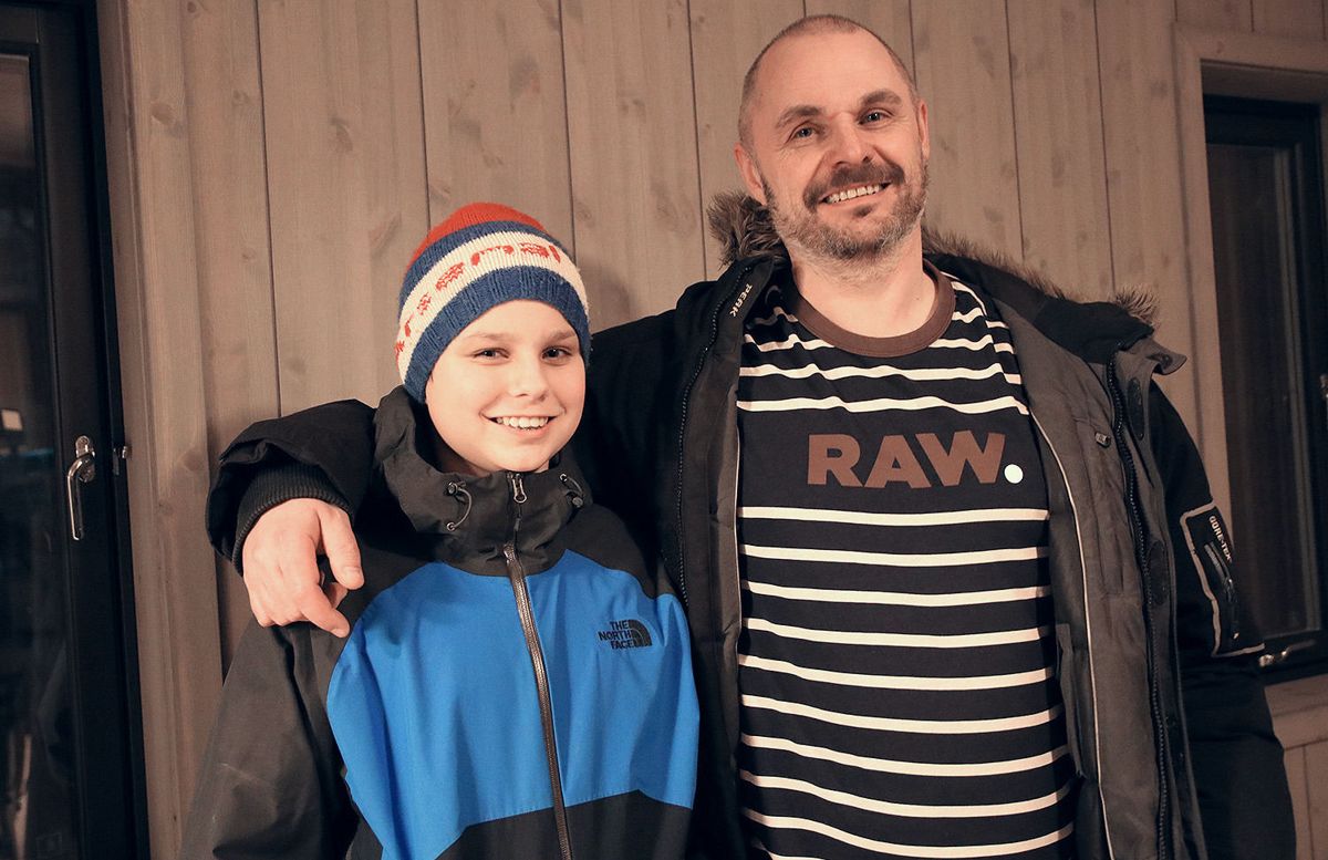 Nils Lorentsen og sønnen Niklas, som opplevde at det gamle huset deres ble tatt av snøskred i fjor, kan nå ta i bruk det nye rekkehuset i Longyearbyen.