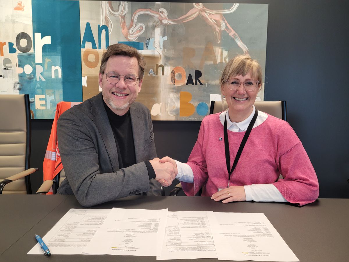 Konsernsjef Jimmy Bengtsson i Veidekke og konserndirektør Utbygging Stine Undrum i Bane Nor signerer avtalen. Foto: Bane Nor.