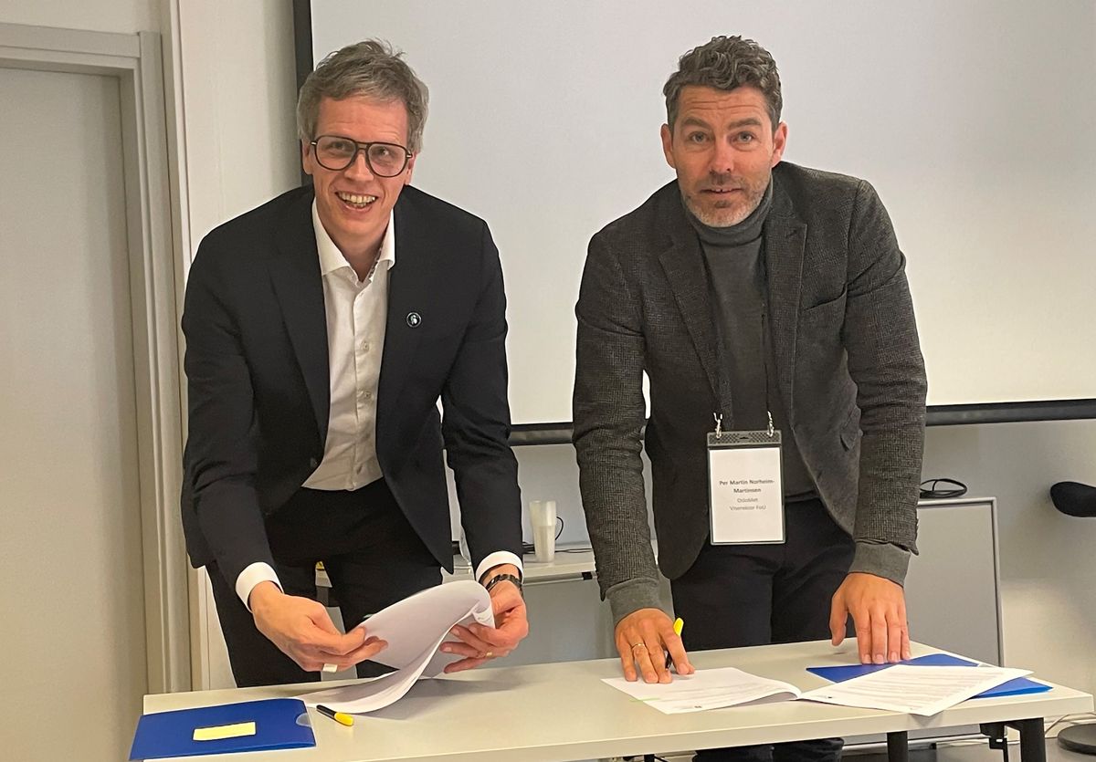 Administrerende direktør i Standard Norge, Jacob Mehus, og viserektor ved OsloMet, Per Martin Norheim-Martinsen, skriver under avtalen. Foto: Standard Norge