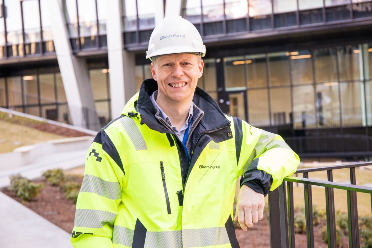 Richard Groven i Oslo Pensjonsforsikring gleder seg over høythengende arkitekturpris for Økern Portal. Foto: Oslo Pensjonsforsikring