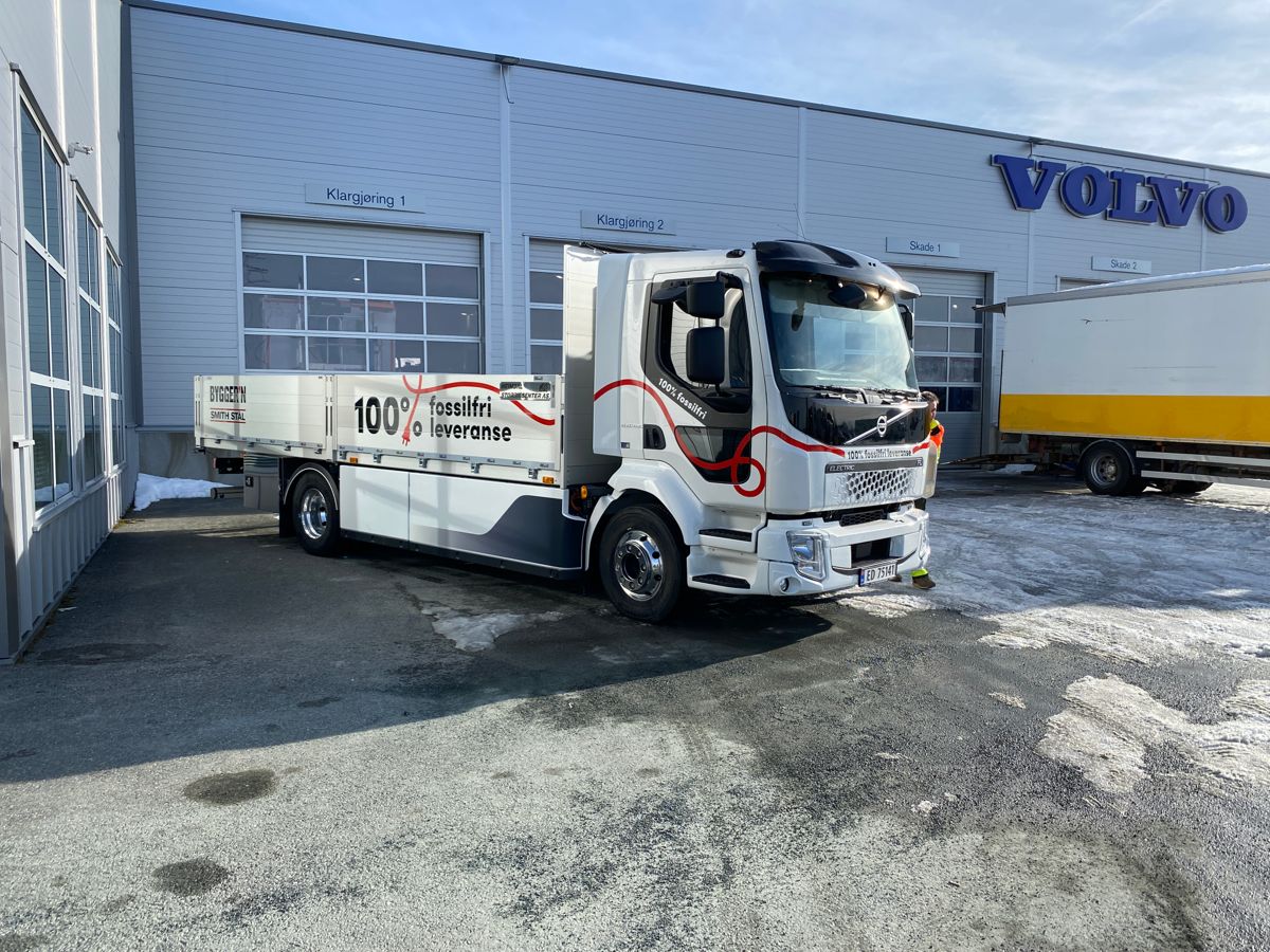 E.A. Smith-selskapene Bygger`n og Smith Stål sin nye elektriske lastebil i Trondheim er av typen Volvo FL Electric, og har en totalvekt på 16.9 tonn. Foto: E.A. Smith