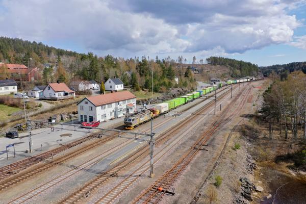 Oppgraderingen av kontaktledningsnettet vil gi en mer effektiv og stabil drift. Her ser vi Nelaug stasjon i Åmli kommune. Foto: Bane Nor