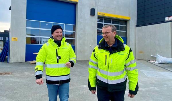 Avdelingsleder for Ramirent i Stavanger, Cato Hoff (til venstre) og prosjektleder Njål Svihus foran det som etter hvert skal bli deres nye hovedkontor i Brannstasjonsveien 14 i Sandnes.