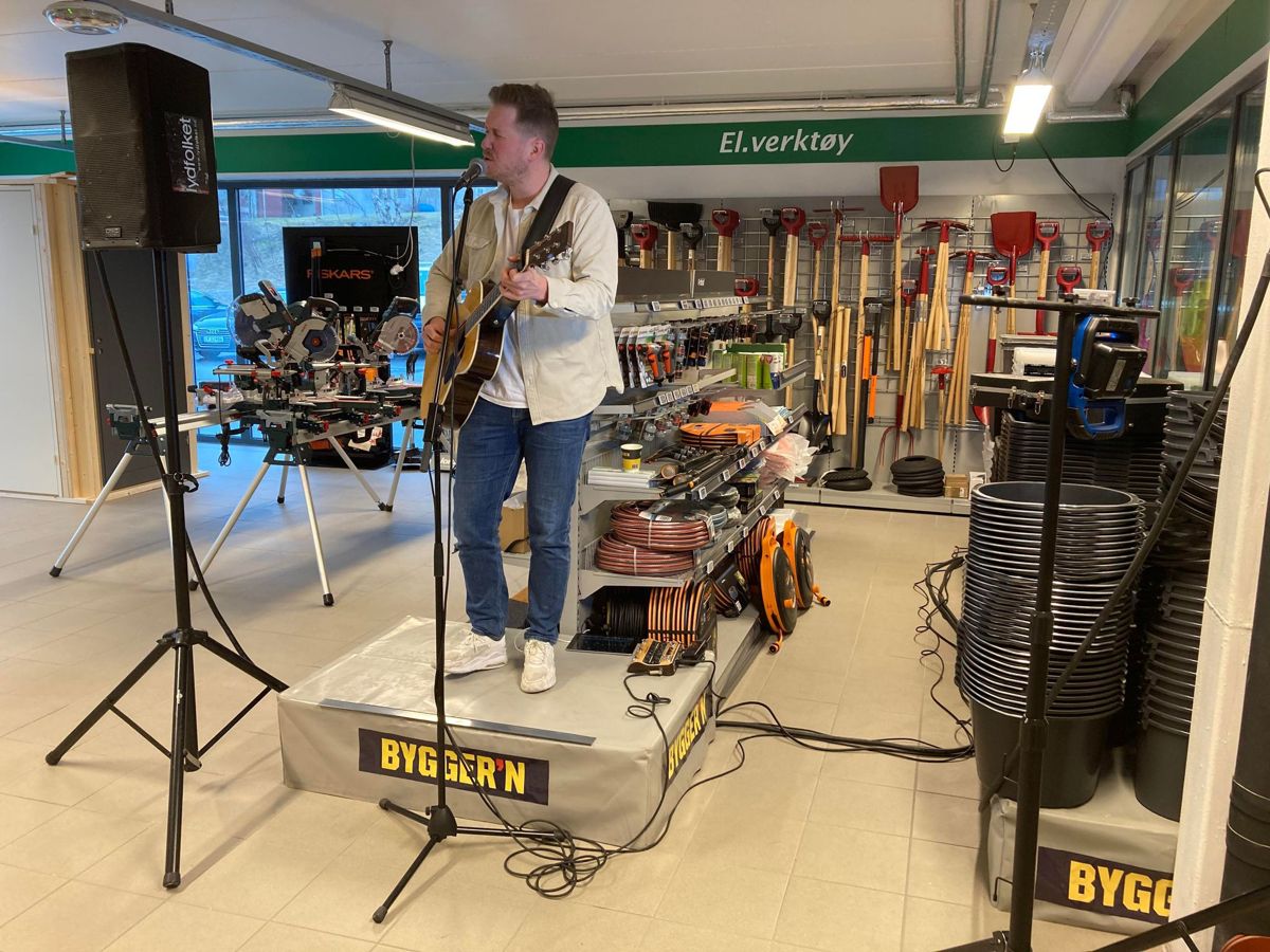 Den lokale trubaduren Jens Martin Olsen underholdt på åpningen. Foto: Bygger’n