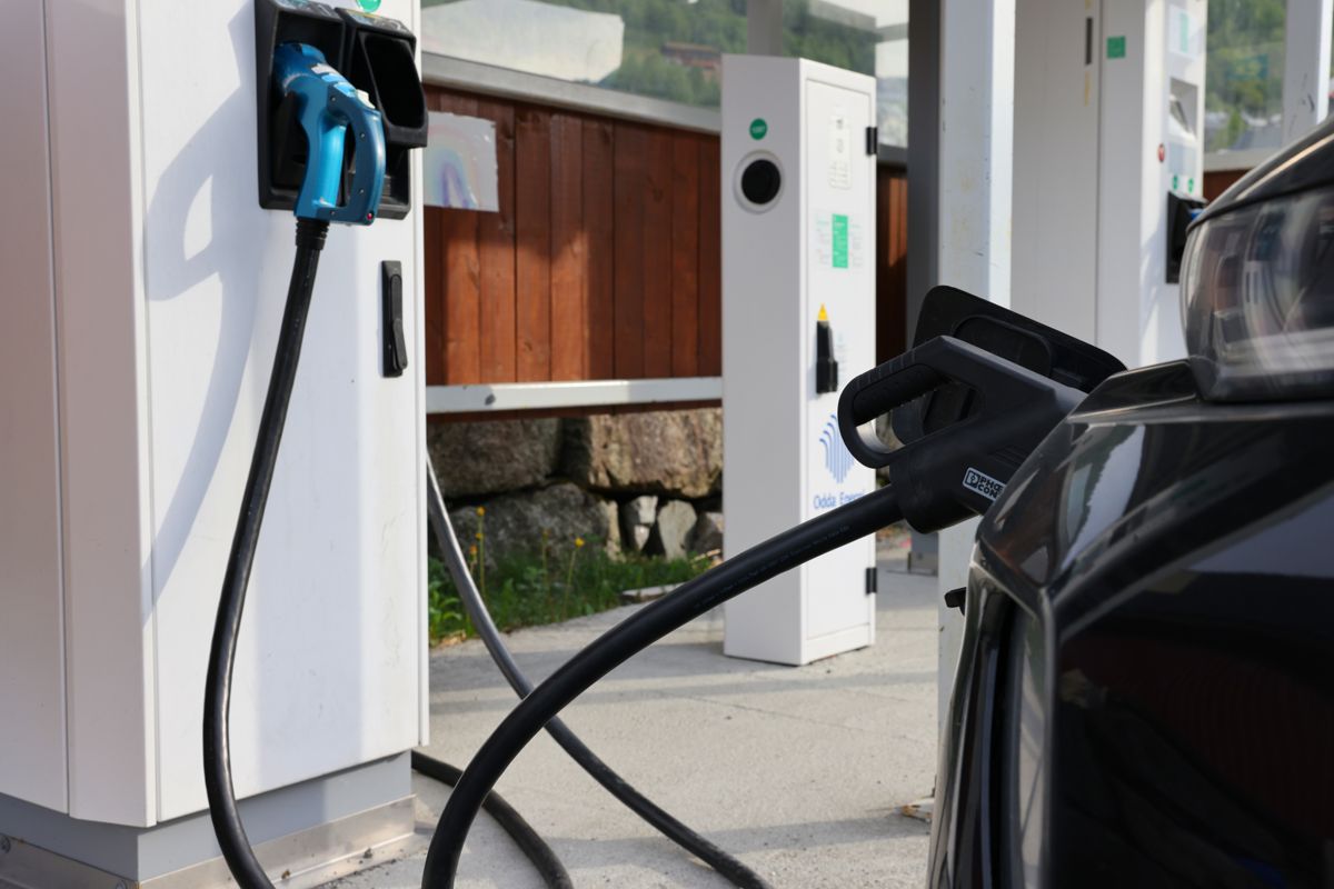 Fra neste år skal de større bensinstasjonene vise gjennomsnittsprisen for strøm og ulike typer drivstoff. Foto: Ørn E. Borgen / NTB