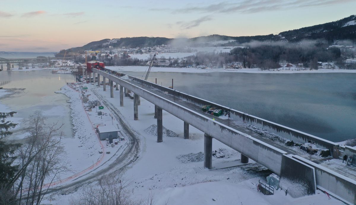 Hovedentreprenør for den 836 meter lange Minnevika jernbanebru er arbeidsfellesskapet Hæhre PNC. Her skal togene kjøre på nytt dobbeltspor i 200 km/t fra oktober 2023. Foto: Bane Nor