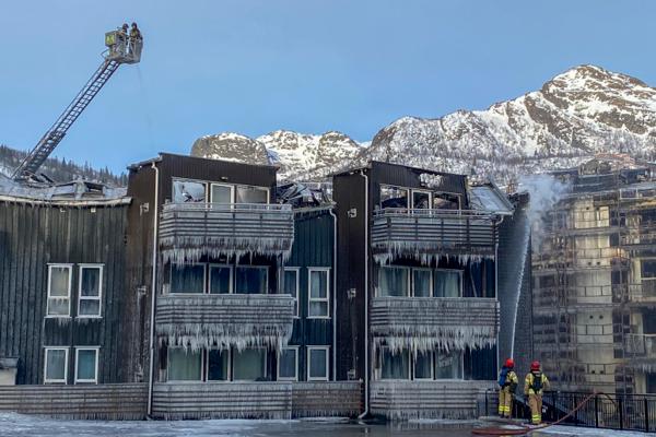Brannmannskaper arbeider fortsatt med etterslukking etter brannen i to leilighetsbygg i Hemsedal. Foto: Line Sandvik, Hallingdølen / NTB