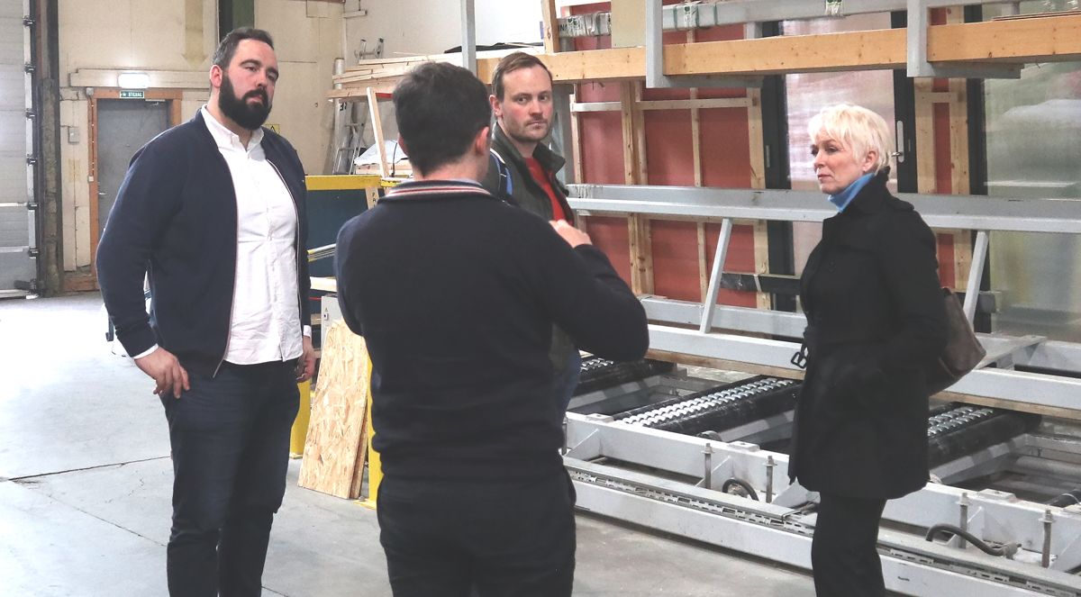 Fabrikksjef Jean-Francois Larosa (med ryggen til) orienterer Audun Ottestad, Sivert Bjørnstad og Heidi Finstad om hvordan produksjonen foregår.