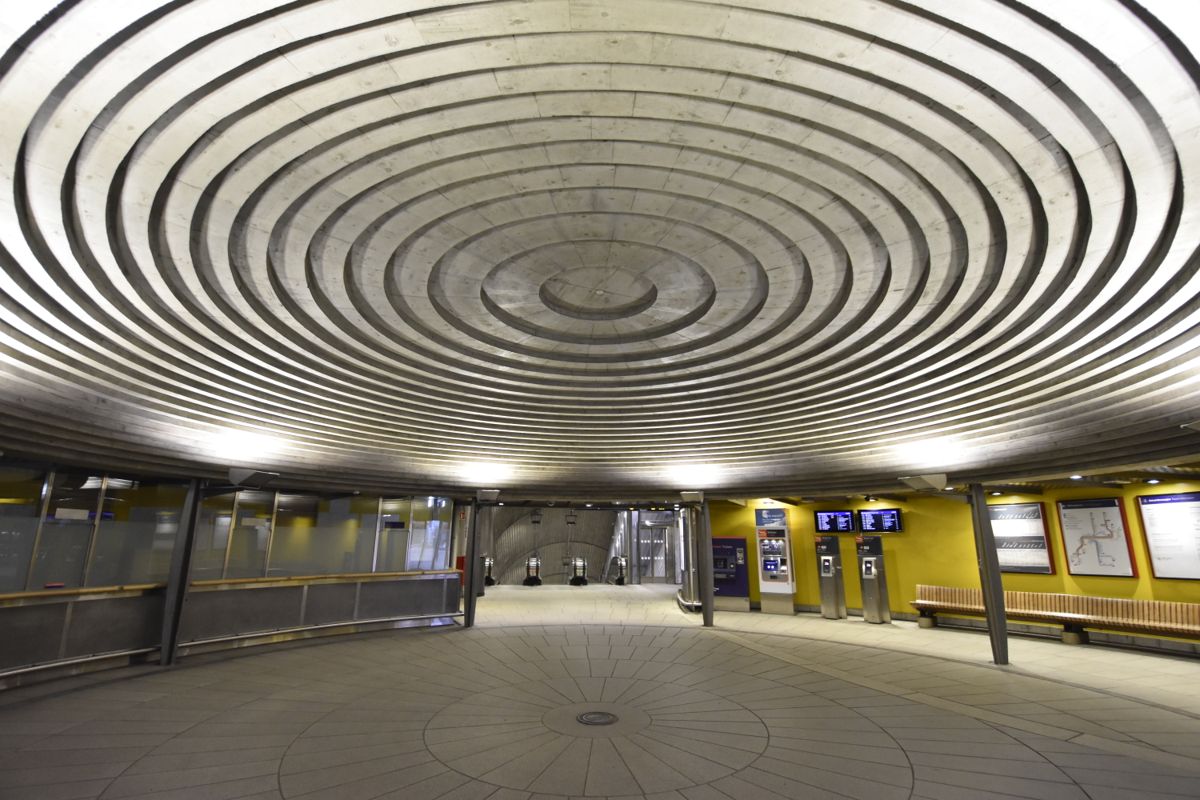 Ny belysning skal få frem kunst og arkitektur i Nationaltheatret stasjon i Oslo.