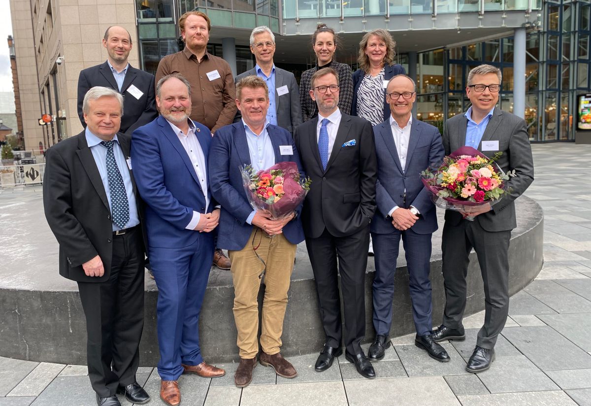 De involverte i Greenbulk-prosjektet etter at Enova-tilskuddet ble offentliggjort mandag ettermiddag. Bak fra venstre: Kevin Gould, Statkraft, Gjermund Johannessen, The Norwegian Ship Design Company, Eivind Dale, DNV, statssekretær Sigrid Melhuus i Klima- og miljødepartementet og Ingrid Aune, Enova. Foran fra venstre: Narve Mjøs, DNV, Per-Kenneth Øye, Felleskjøpet Agri, Ivar C. Ulvan, Egil Ulvan Rederi, Lars Erik Marcussen, HeidelbergCement Norway, administrerende direktør Nils Kristian Nakstad i Enova og Bjørn Holsen, Statkraft. Foto: HeidelbergCement/