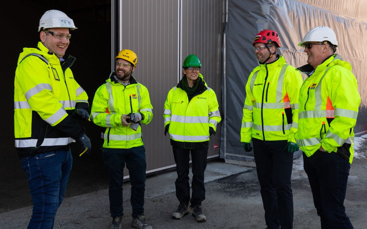 F.v. Øystein Bækkelien (daglig leder i Betong Øst), Magnus Stedenfeldt (avdelingsdirektør Miljøpark i AF Gruppen), Petra Rüther (forskningsleder i Sintef Community) Tom Utvik (daglig leder i Betonmast Trøndelag) og Sturla Sørhøy (daglig leder Rimol Miljøpark i AF). Foto: AF Gruppen/Aleksander Jacobsen