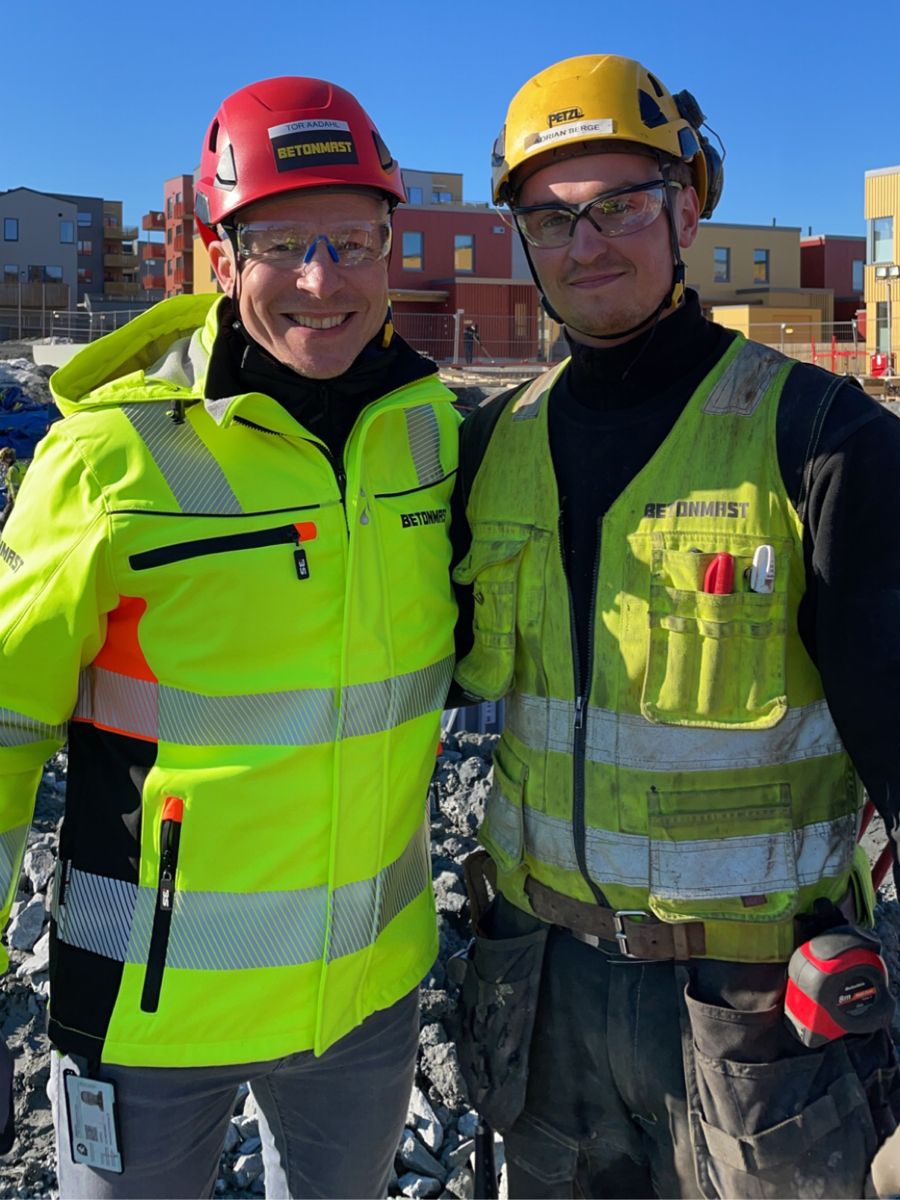 Tor Aadahl, faglig leder for betong i Betonmast Trøndelag (t.v.) og betonglærling Adrian Berge. Foto: Neda Beyzavi/Betonmast