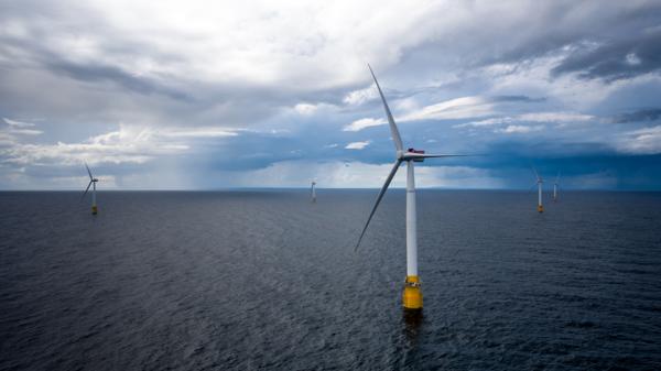 En ny rapport viser at å bygge opp industrien rundt flytende havvind kan bli lønnsomt for Norge. Her fra Equinors Hywind Buchan vindmølleanlegg utenfor Skottland. Foto: Øyvind Gravås / Equinor / NTB