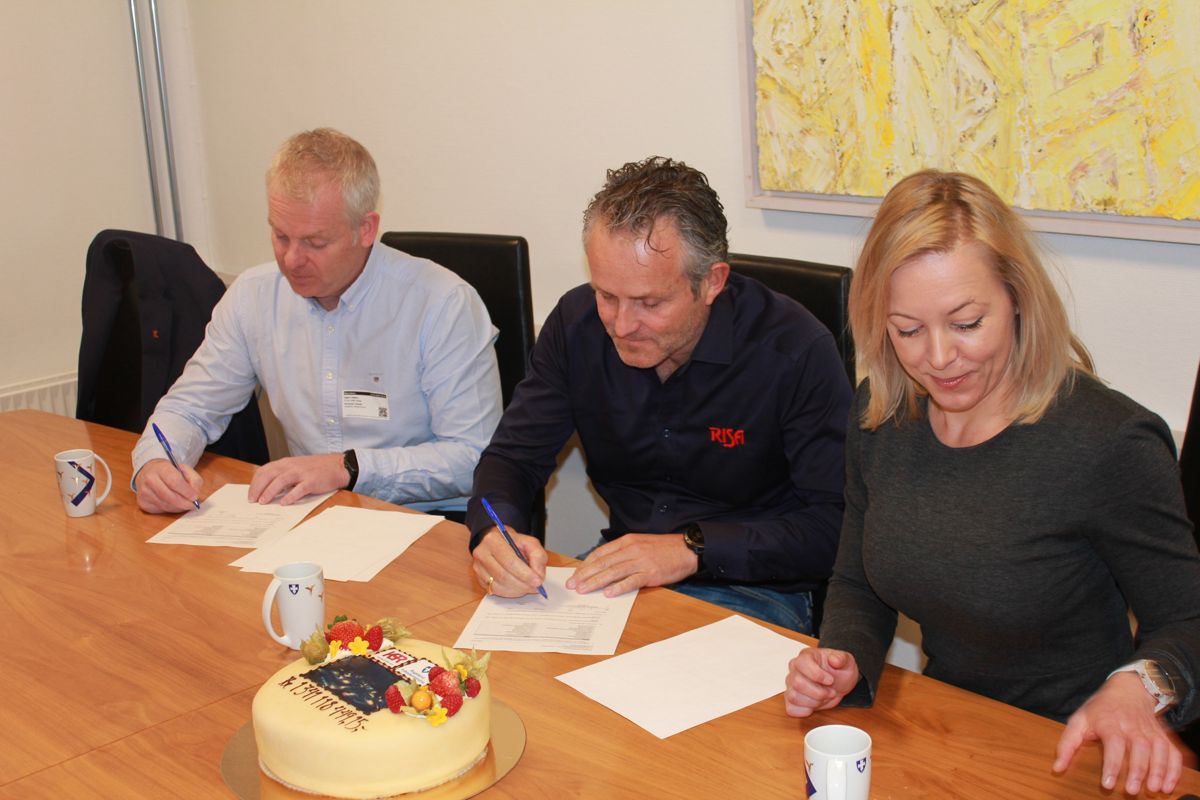 Kontrakten ble signert av Bjørn Velken (f.v.), Bjørn Risa og Marianne Shesak tirsdag 5. april. Foto: Risa