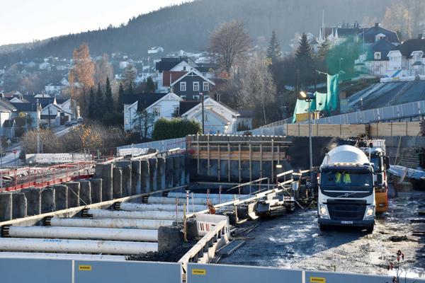 Veidekke er i full gang med InterCity-prosjektet Nytt dobbeltspor Drammen – Kobbervikdalen. Drammenstunnelen vil være klar for jernbanetekniske arbeider i 2023. Prosjektet var ett av de mest sårbare da sementkrisen slo inn i mars i år. Arkivfoto: Stefan Offergaard